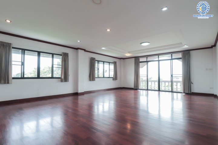 *****อาคารพาณิชย์มือสอง 5 ชั้น ซอยสวนผัก2 หลังมุม พร้อมฟังก์ชัน 4 ห้องนอน 3 ห้องน้ำ ตกแต่งพื้น ฝ้า ชุดบันได ด้วยไม้มะค่า และประดู่ ทุกชั้น จะอยู่อาศัยหรือปรับเปลี่ยนเป็น Home Office ได้ทุกรูปแบบ พร้อมพื้นที่ใช้สอยมากถึง 480 ตร.ม. แถมฟรี !! เครื่องปรับอากาศ 3 เครื่อง บนทำเลเชื่อมต่อถนนตลิ่งชัน, ถนนบรมราชชนนี และถนนราชพฤกษ์ ใกล้จุดขึ้นทางด่วน "บรมราชชนนี"